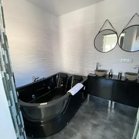 Maison Sur Canaux Marina Avec 4 Suites Dont 1 Balneo Jacuzzi 艾姆布里亚布拉瓦