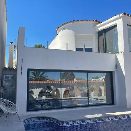 Maison Sur Canaux Marina Avec 4 Suites Dont 1 Balneo Jacuzzi 度假居 艾姆布里亚布拉瓦